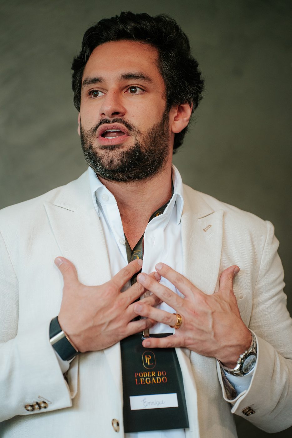 Dr. Enrique Lora falando em evento