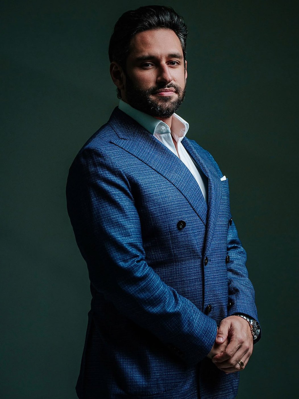 Retrato do Dr. Enrique Lora de terno azul